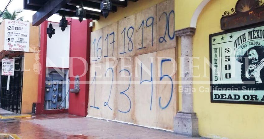 Resguardados comercios de zona turística de CSL por acercamiento de “Lorena”