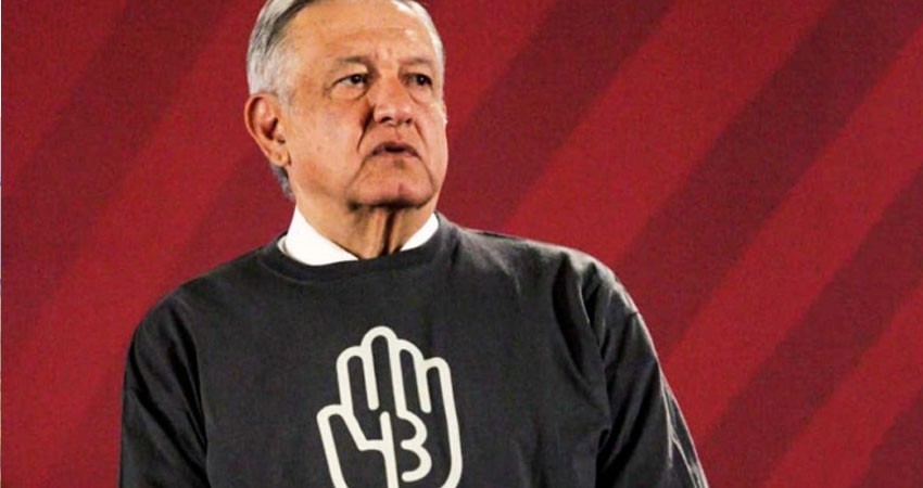 Porta López Obrador playera en memoria de los 43