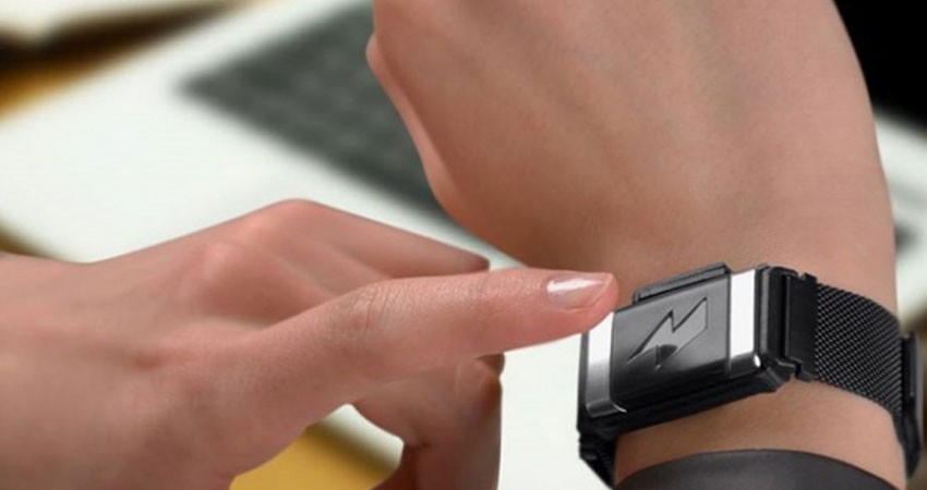 La pulsera de Amazon que da toques si gastas/comes de más