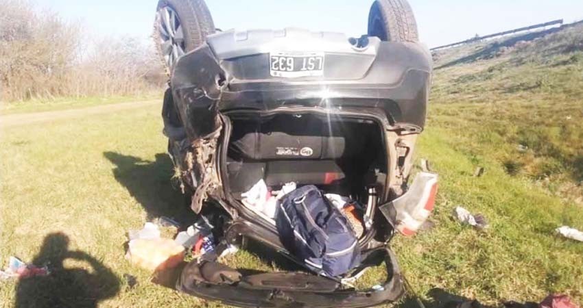 Se graban rebasando a un Ferrari y terminan volcados