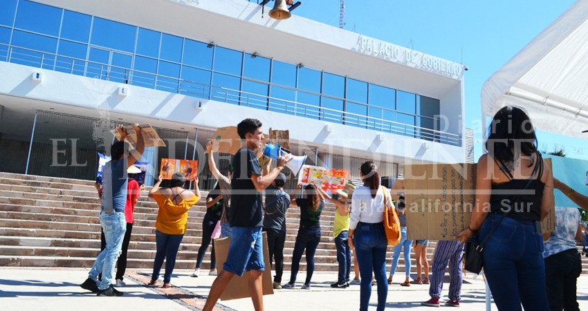 Jóvenes se manifiestan en Palacio de Gobierno; exigen acciones contra el cambio climático