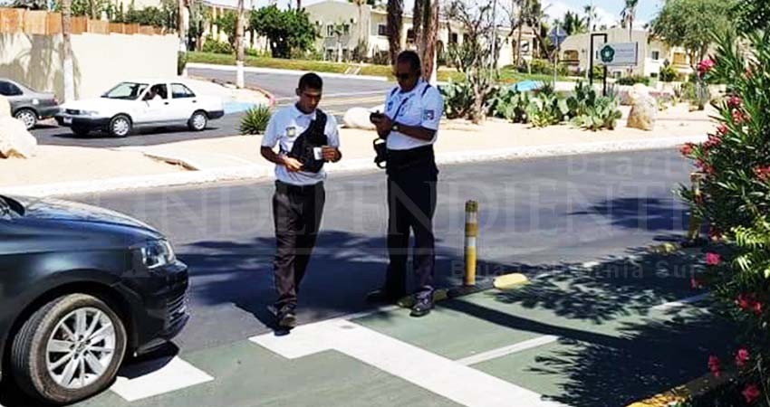 Inspector de transporte amenaza a ciudadano por tomarle fotos