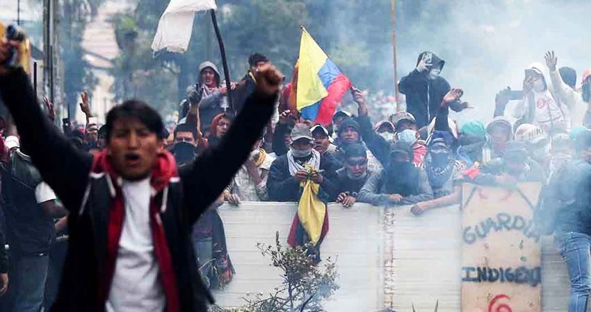 Policías y manifestantes se enfrentan en calles de Ecuador