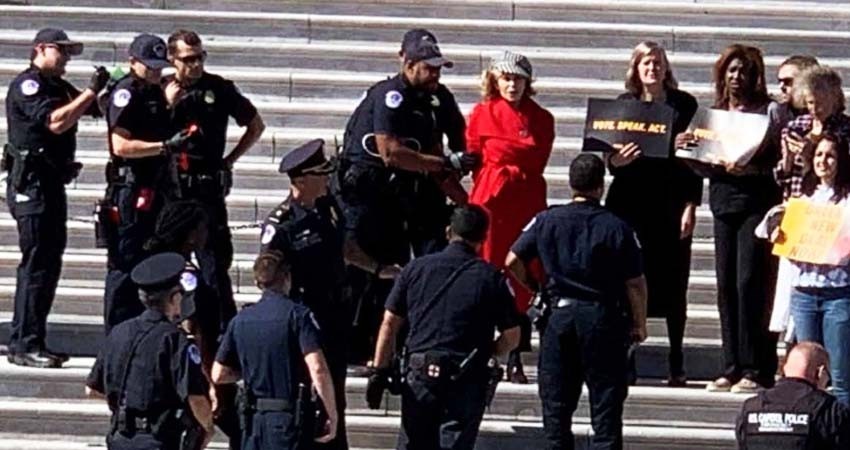 Arrestan a Jane Fonda en protesta por cambio climático