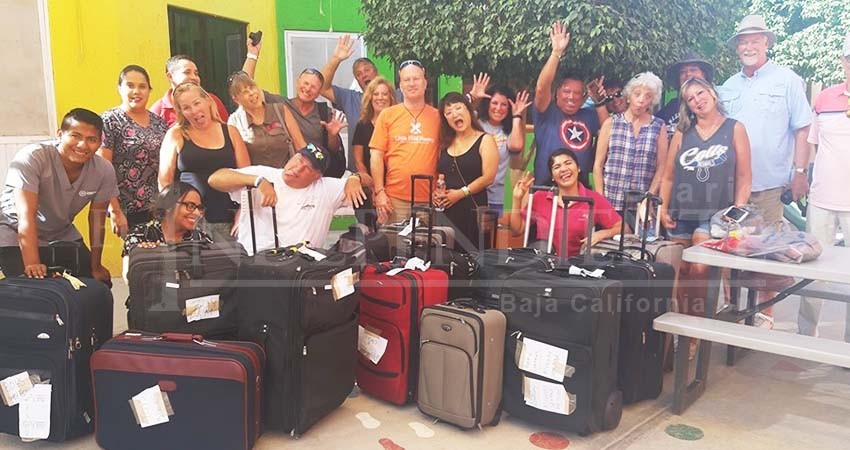 Turista llega a Los Cabos con 50 maletas de ayuda para niños de escasos recursos