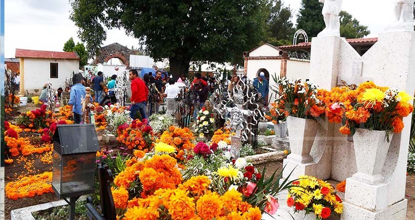 Preparan panteones de La Paz Festival de Día de Muertos