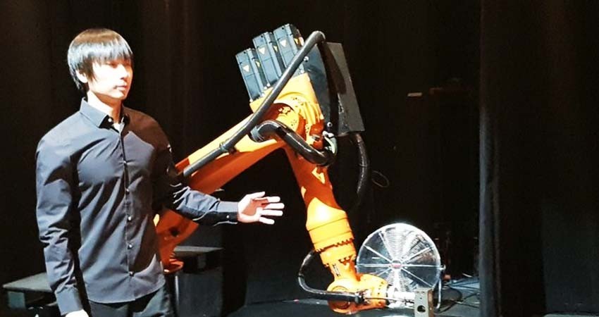 Entrelaza Huang Yi brazo mecánico con bailarines y elementos multimedia