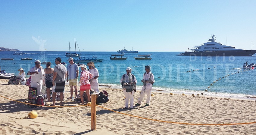 Hoteleros exigen orden a los vendedores ambulantes de El Médano