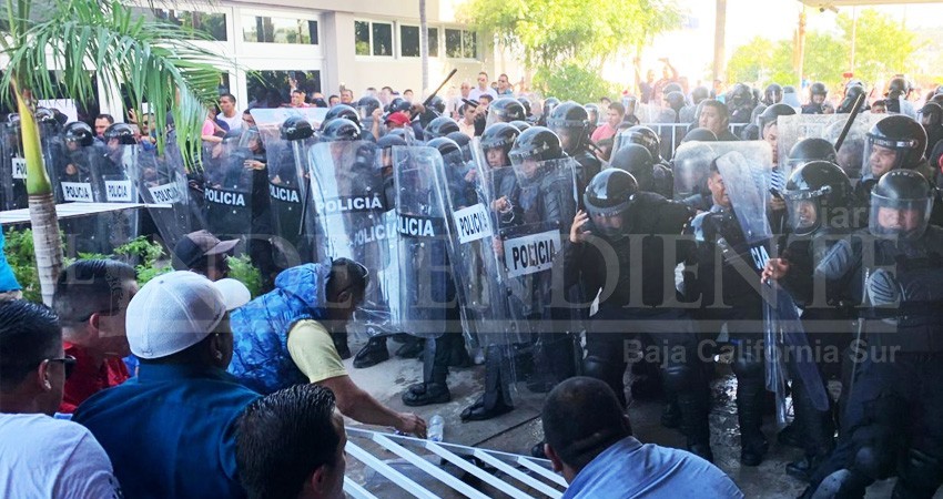 Zafarrancho en el Congreso previo a la primera lectura de la Ley de Movilidad