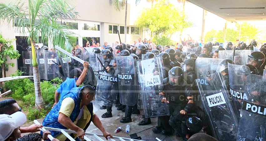 Taxistas contra Estatales revientan primera lectura de Ley de Movilidad en el Congreso BCS