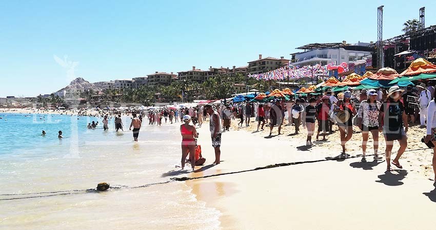 Vendedores ambulantes organizados acusan a “golondrinos” de robar en El Médano