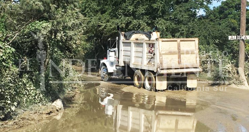 Fuga de aguas negras dificulta acceso a la comunidad de Catarina