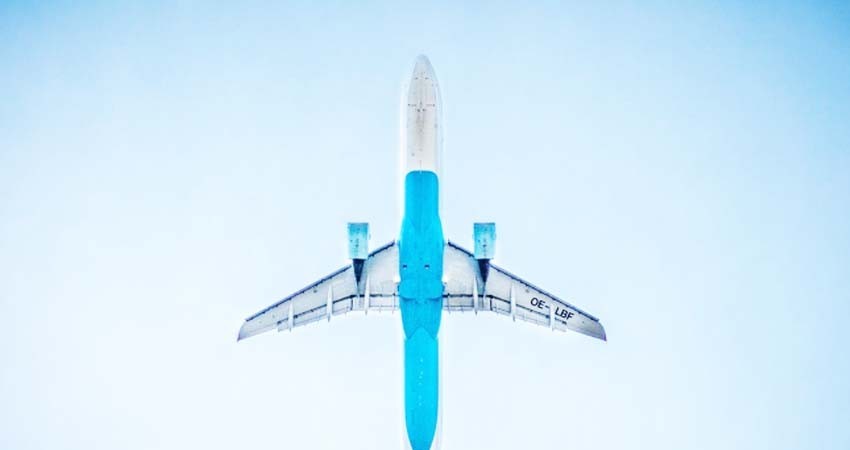 Pasajera de avión da a luz en pleno vuelo y avión da media vuelta