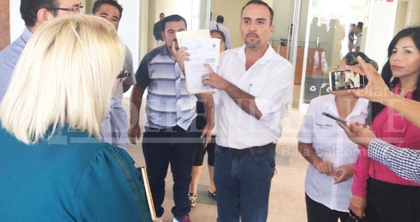 Se manifiestan en palacio de gobierno, padres de familia de la primaria 15 de Mayo