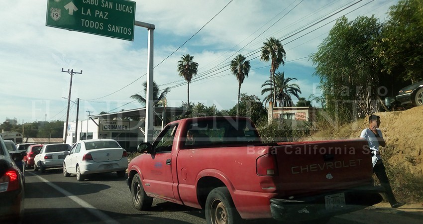 Obras en SJC, provocan que automovilistas utilicen el acotamiento como carril