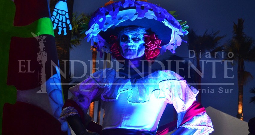 La muerte camina por el malecón; cientos de personas se unen a la marcha de las catrinas 