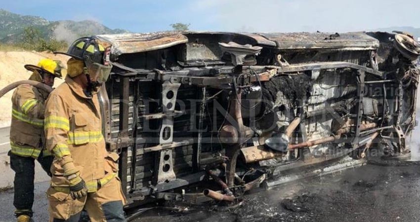 Vuelca y se incendia pick en el libramiento carretero CSL - SJC