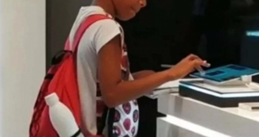 Para terminar su tarea, niño usa una tablet de exhibición