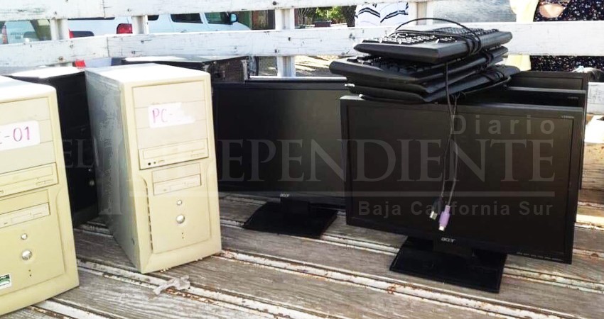 Autoridades estatales entregaron computadoras obsoletas a primaria 15 de Mayo