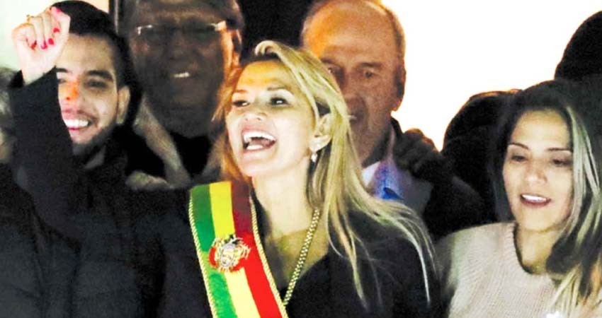 Senadora Jeanine Áñez se asume presidenta de Bolivia