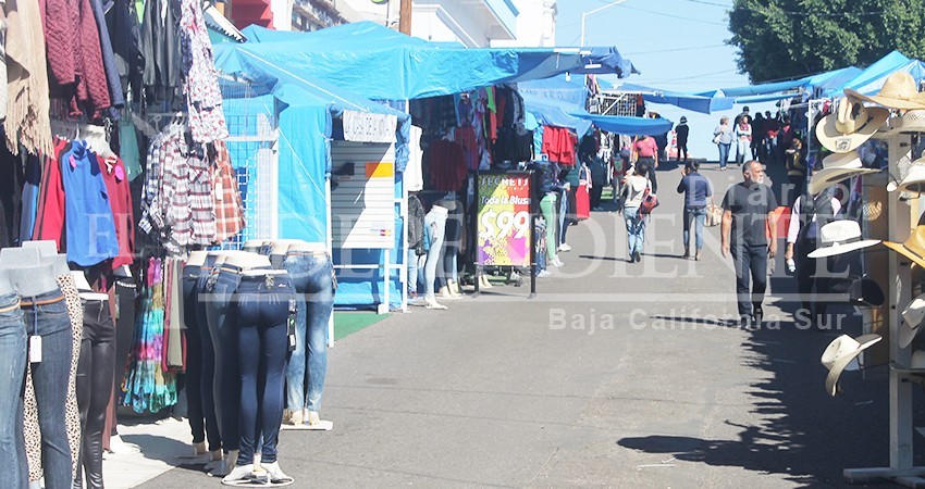 Esperan comerciantes de La Paz reactivar economía del Centro con el Tianguis Navideño