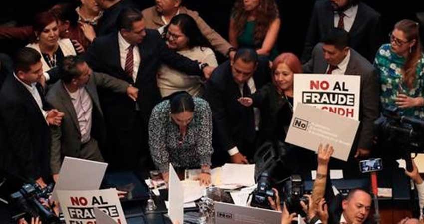 En medio de zafarrancho, toma protesta Rosario Piedra como titular de la CNDH