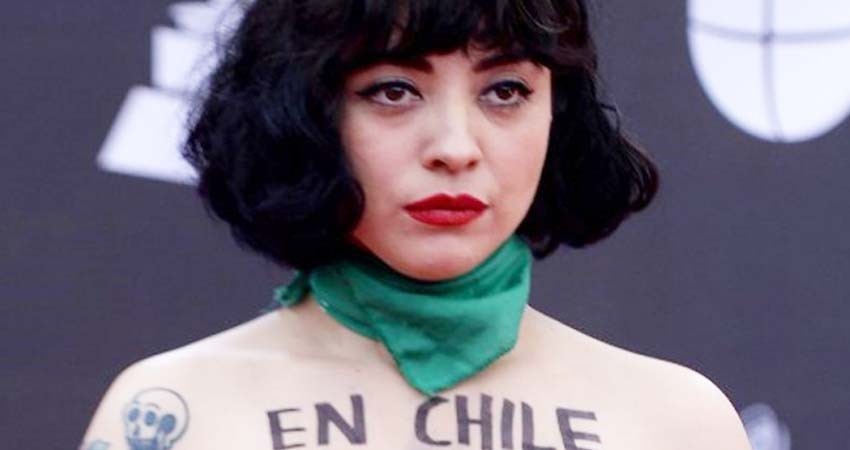 Mon Laferte enseña los pechos en los Grammy Latinos para protestar