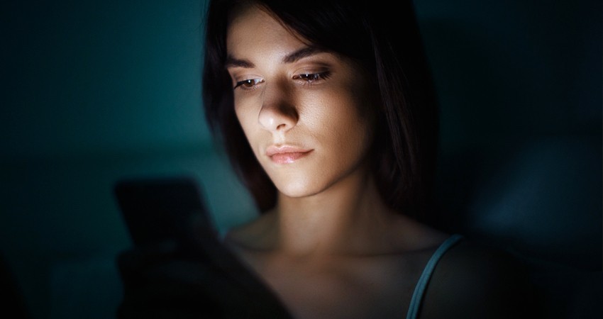 ¡Cuidado! Mujer queda ciega por usar su celular en la oscuridad