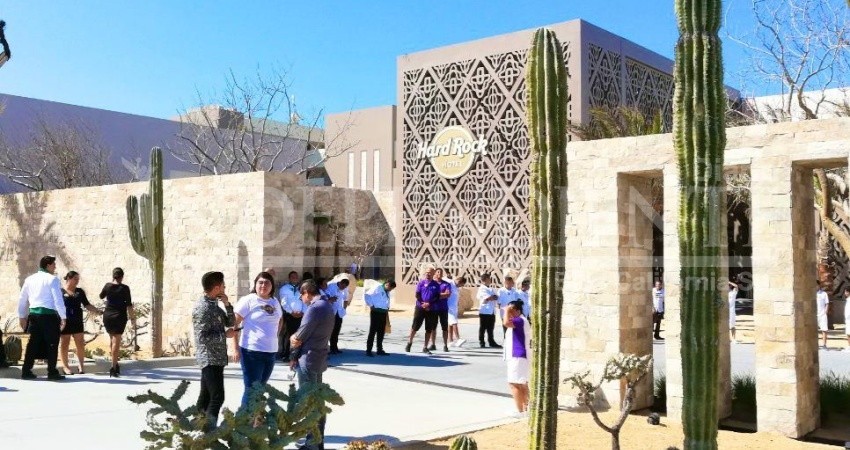 Irrumpen presuntos integrantes de la CROC en hotel Hard Rock Los Cabos