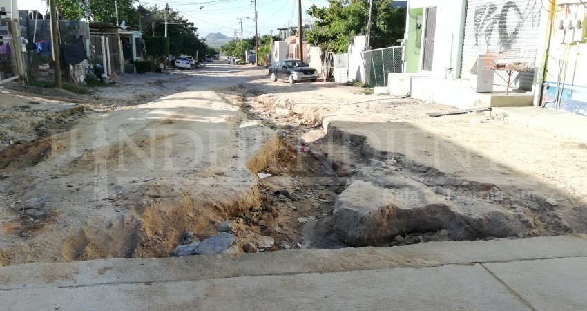 Hartos vecinos de colonias Las Palmas en CSL por calles destruidas 