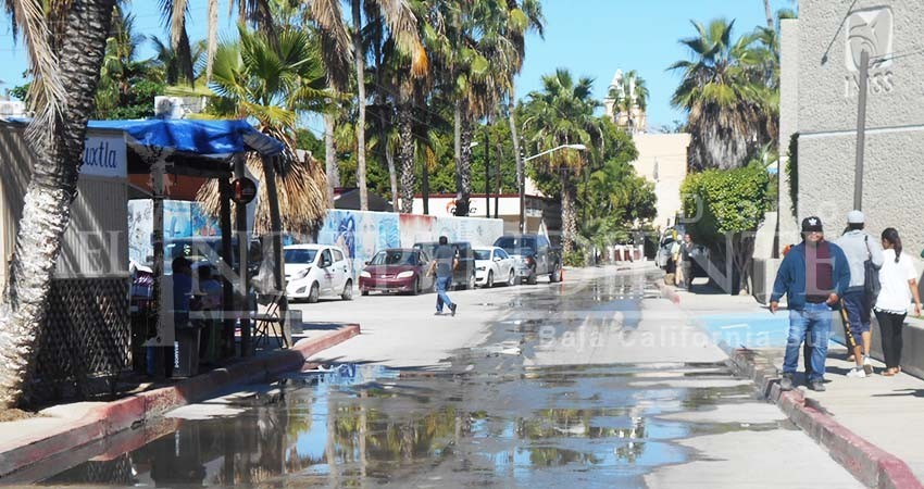 Entre aguas negras y olores fétidos derechohabientes del IMSS reciben el servicio 