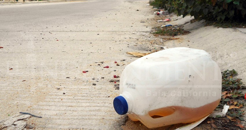 Chóferes de transporte urbano orinan en botellas y las avientan a la calle, denuncian colonos de Costa Dorada 