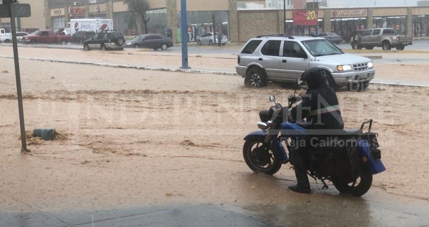 Colapsan calles de Cabo San Lucas por lluvias