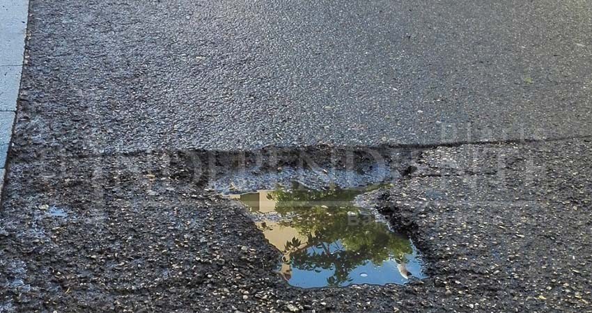 Lluvias dejan 100 kilómetros de baches en La Paz