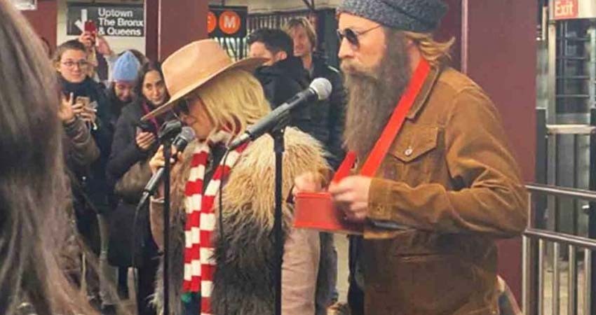 Alanis Morissette y Jimmy Fallon se disfrazan de músicos callejeros