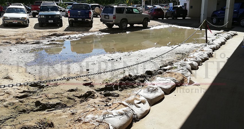 Agua estancada y basura contaminan estacionamiento del Pabellón Cultural de CSL