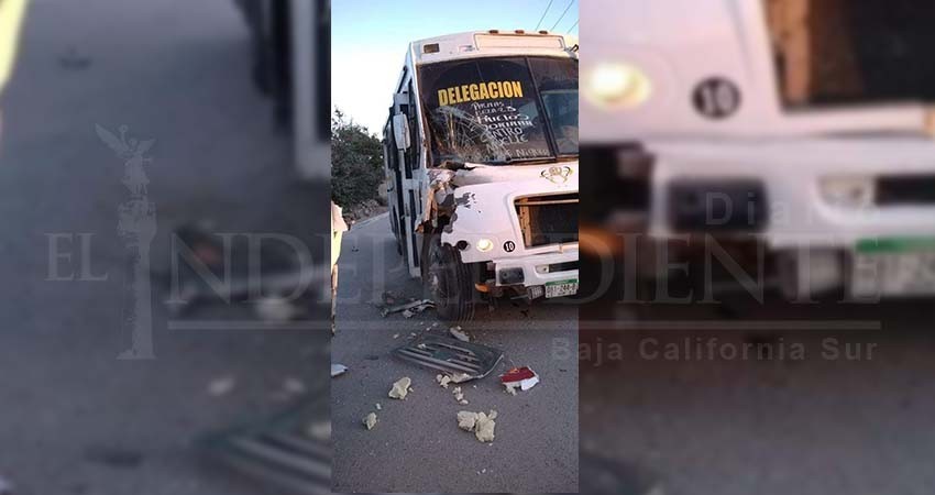 Fuerte accidente entre camiones del transporte público en Los Cabos
