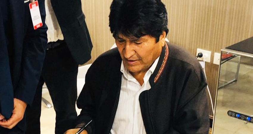 Informa Ebrard que Evo Morales viajó a Argentina para pedir refugio