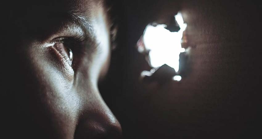 Mujer renta casa por Airbnb; era grabada en la regadera