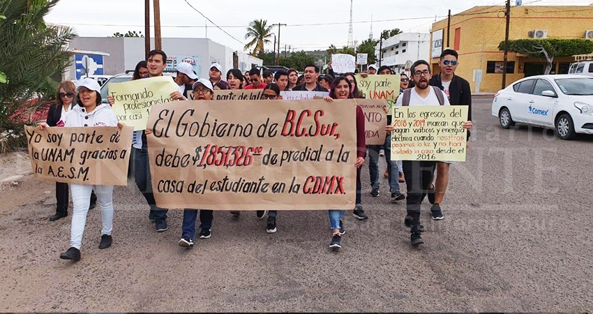 Marchan para exigir transparencia en la Casa del Estudiante Sudcaliforniano en CDMX