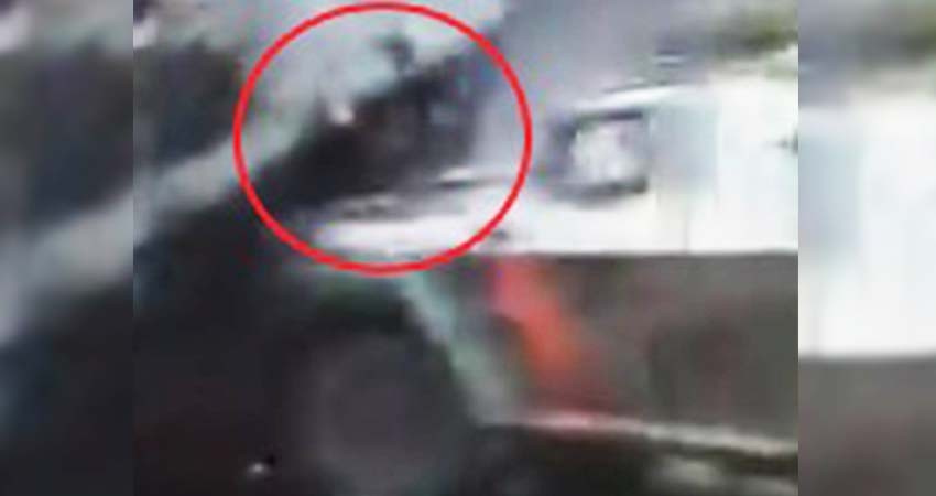 Joven manifestante queda prensado entre dos tanquetas