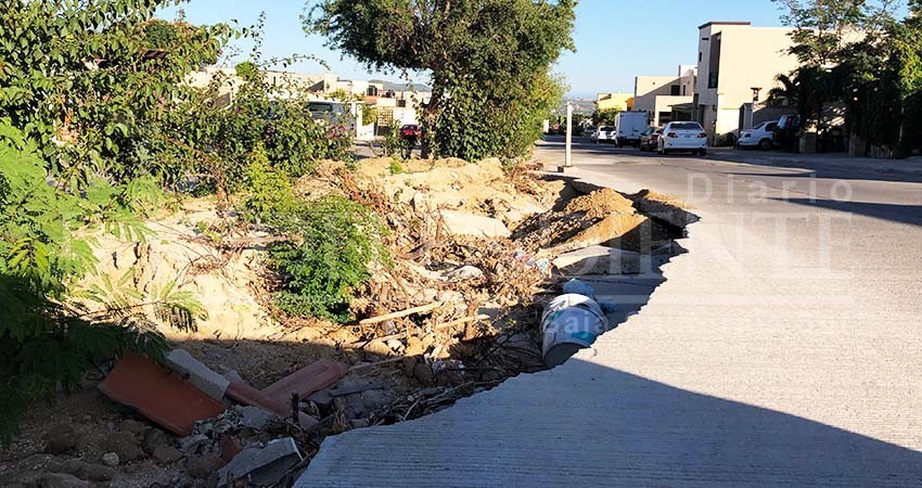 Vecinos exigen la reparación inmediata de un gran socavón en Monte Real