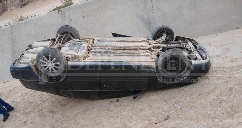 Auto “trineo”, vuela y cae dentro del canal pluvial de CSL