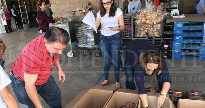 Familias cabañas de escasos recursos recibieron donativos de cenas navideñas