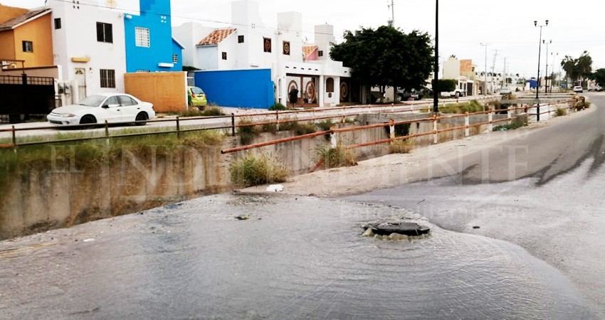 Cambian aroma navideño por el de aguas negras en colonia Miramar de CSL