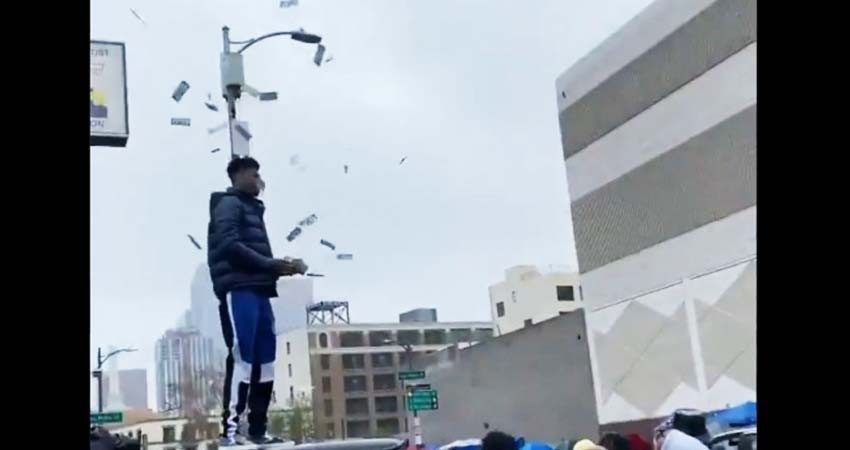 Rapero arroja miles de dólares a gente pobre... y lo critican