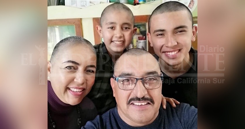 Familia se corta el cabello para solidarizarse con su hijo con cáncer