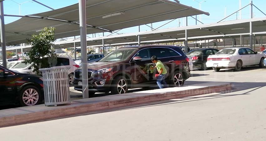 “Reaparecen” niños franeleros en centros comerciales de Cabo San Lucas