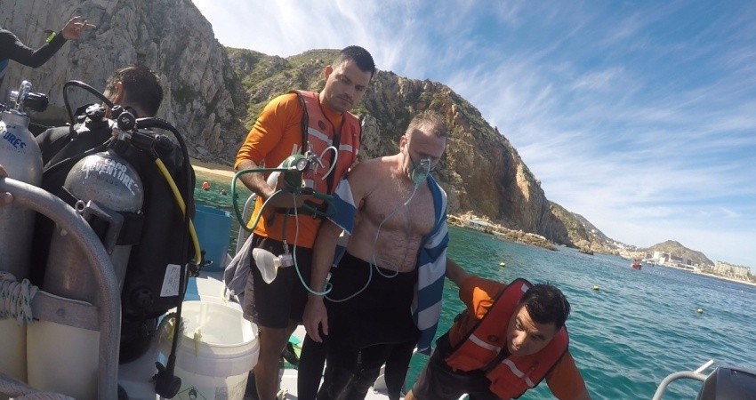 Autoridades tuvieron que rescatarlo tras sufrir vértigo mientras navegaba