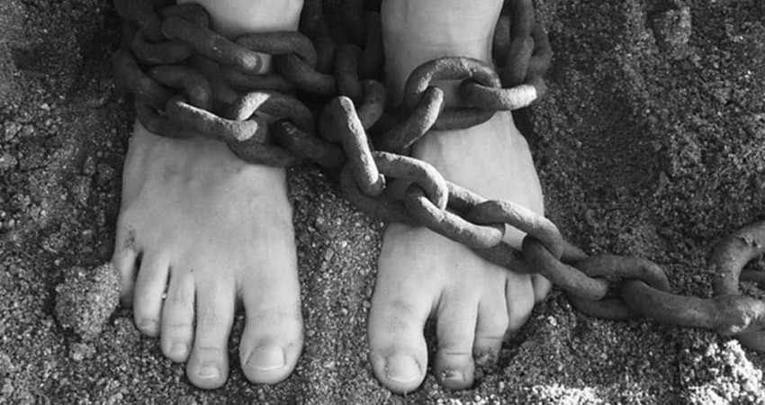 Rescatan a niña encerrada durante años